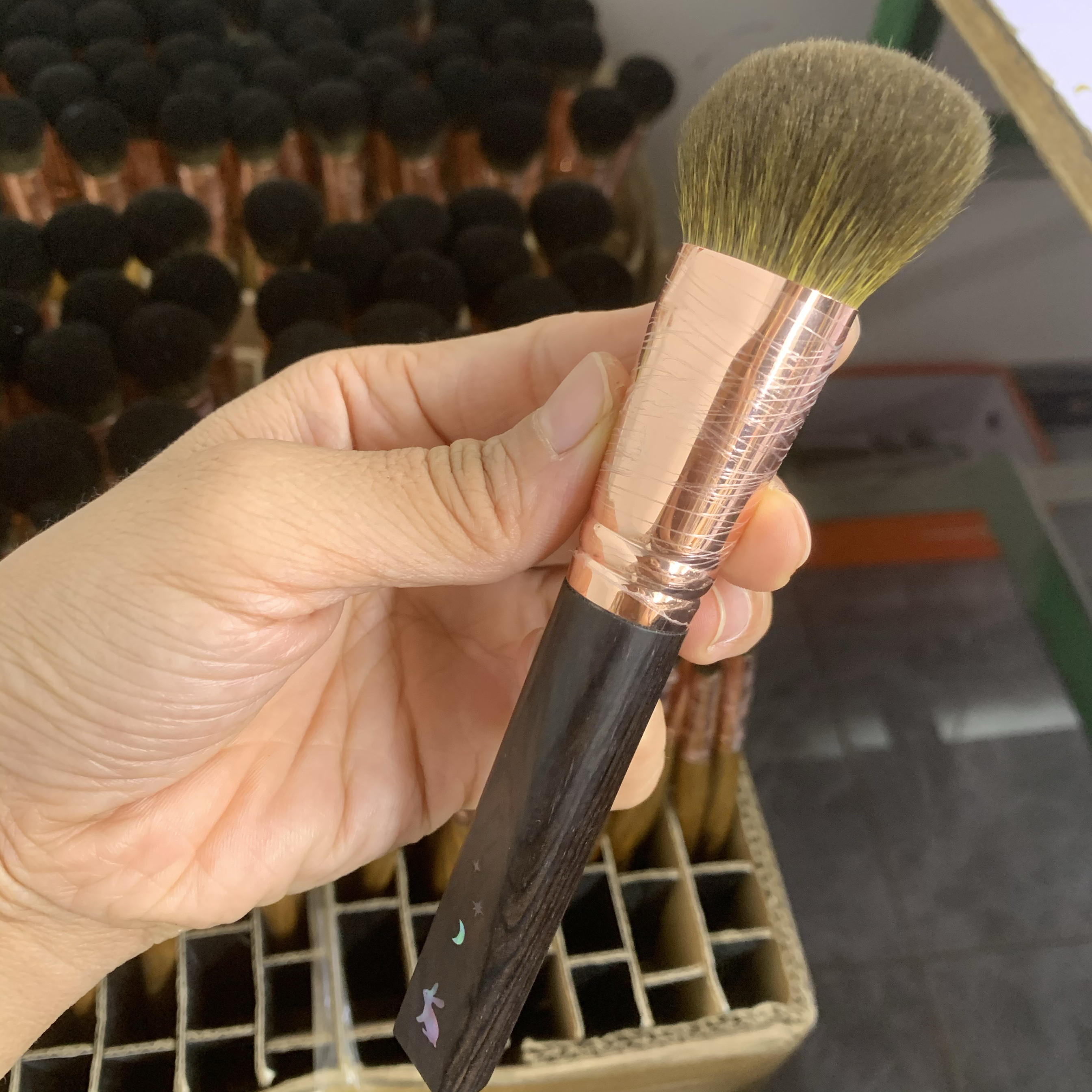 三混大厚面包坡形化妆刷粉饼刷定妆刷腮红修容刷膏体刷 螺钿刷柄
