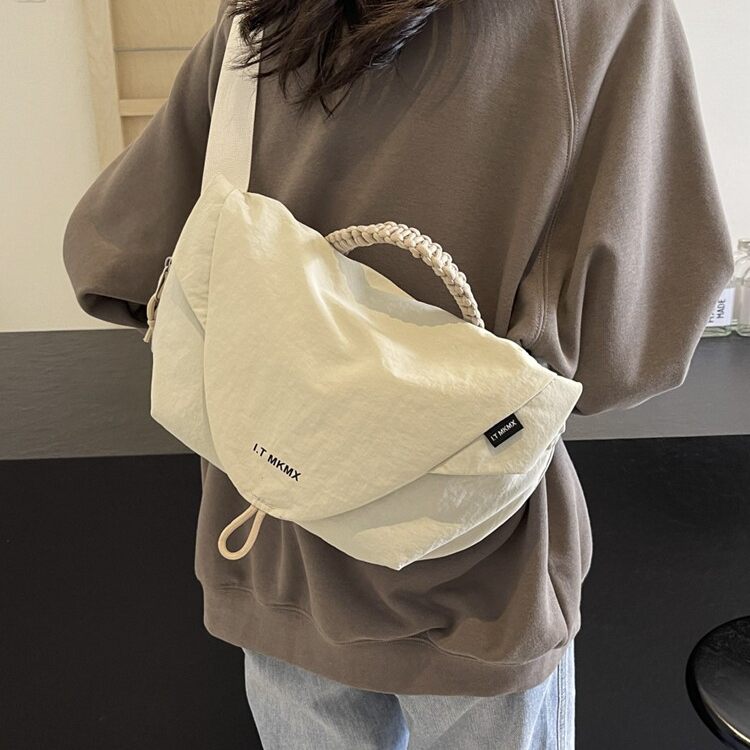 香港IT HKins大容量胸包女生2026新款休闲通勤斜挎手提饺子包包女