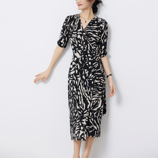 法式优雅V领五分袖春夏新款连衣裙女装斑马纹收腰显瘦包臀中长裙
