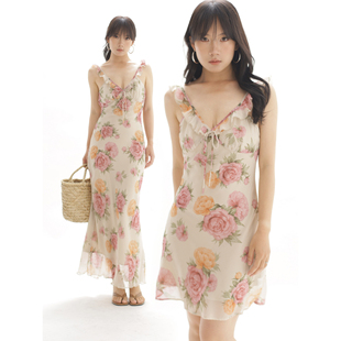 ohmyloli 复古印花荷叶领轻盈斜裁鱼尾吊带裙 杏色古典油画感法式