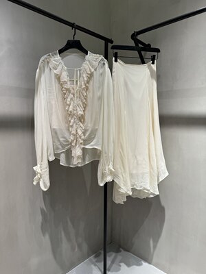 26夏上新！设计感复古赫本风小衫+纯色半身裙两件套套装(配吊带)