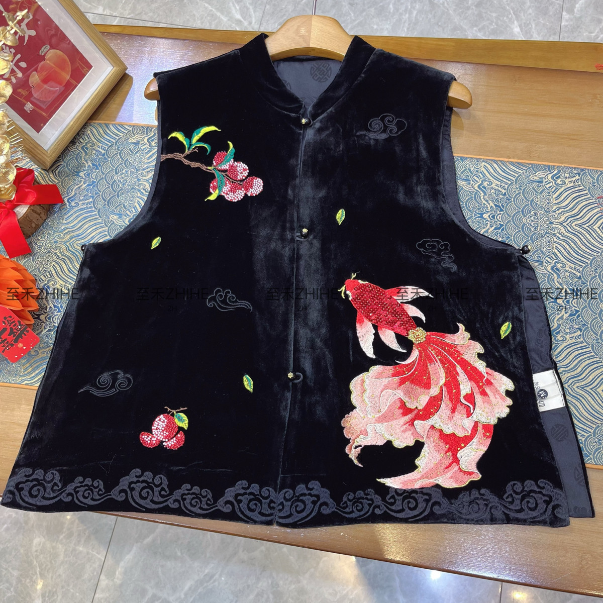 26年早春！极简大牌老钱新中式真丝丝绒锦鲤绣花马甲