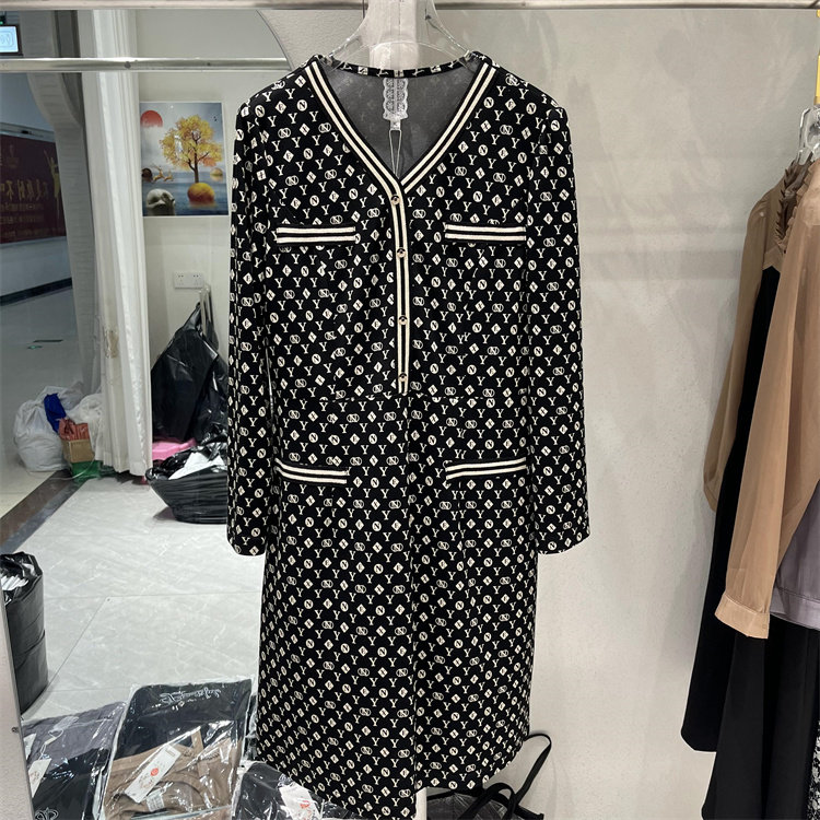 鑫姿彩2202专柜正品新款秋季女装时尚V领长袖显瘦打底连衣裙女02