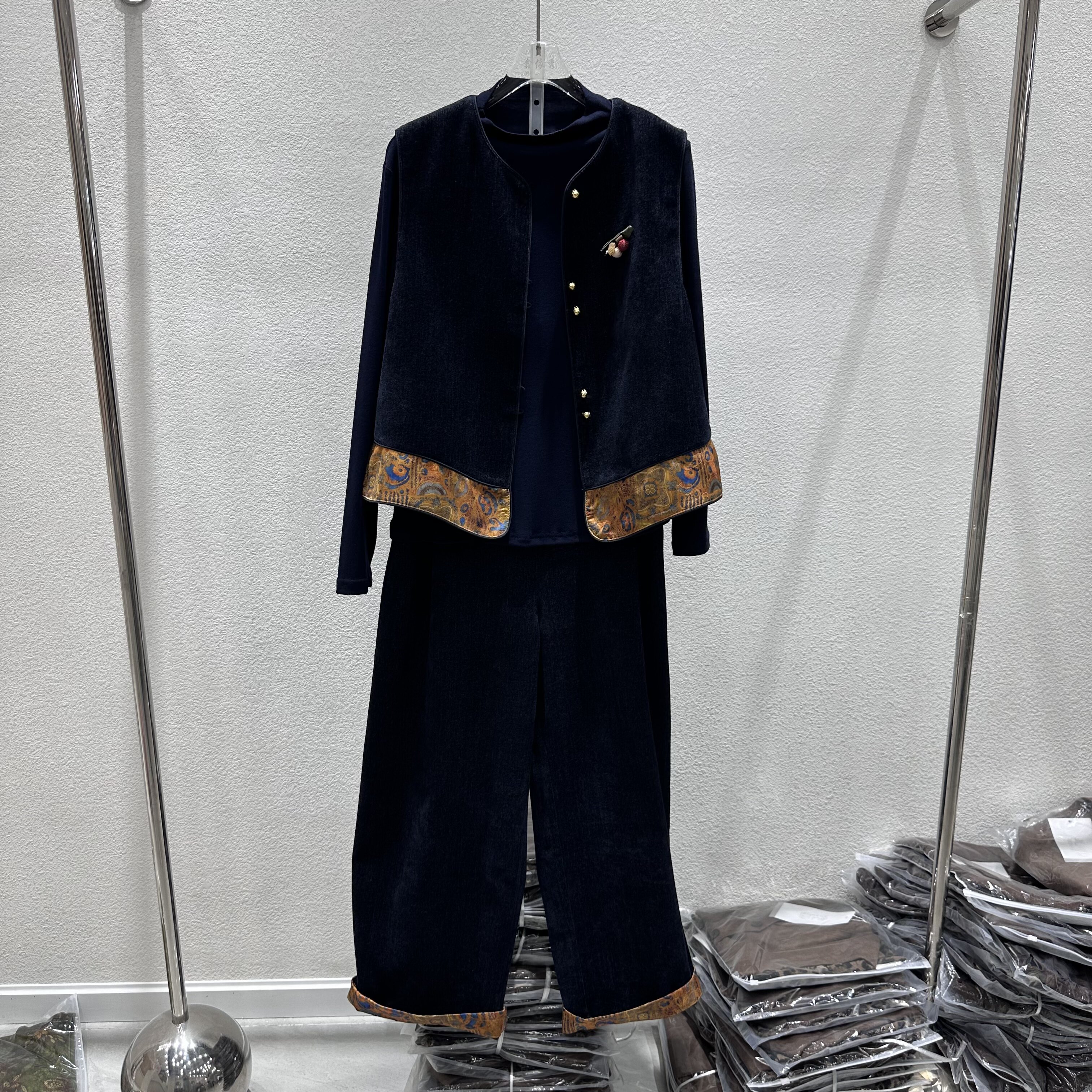 鑫依秀2618专柜正品新款秋装马甲+T恤+裤子妈妈装时尚三件套装女