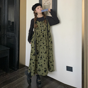 高级感碎花吊带连衣裙女2025春季新款今年流行宽松背带长裙图片