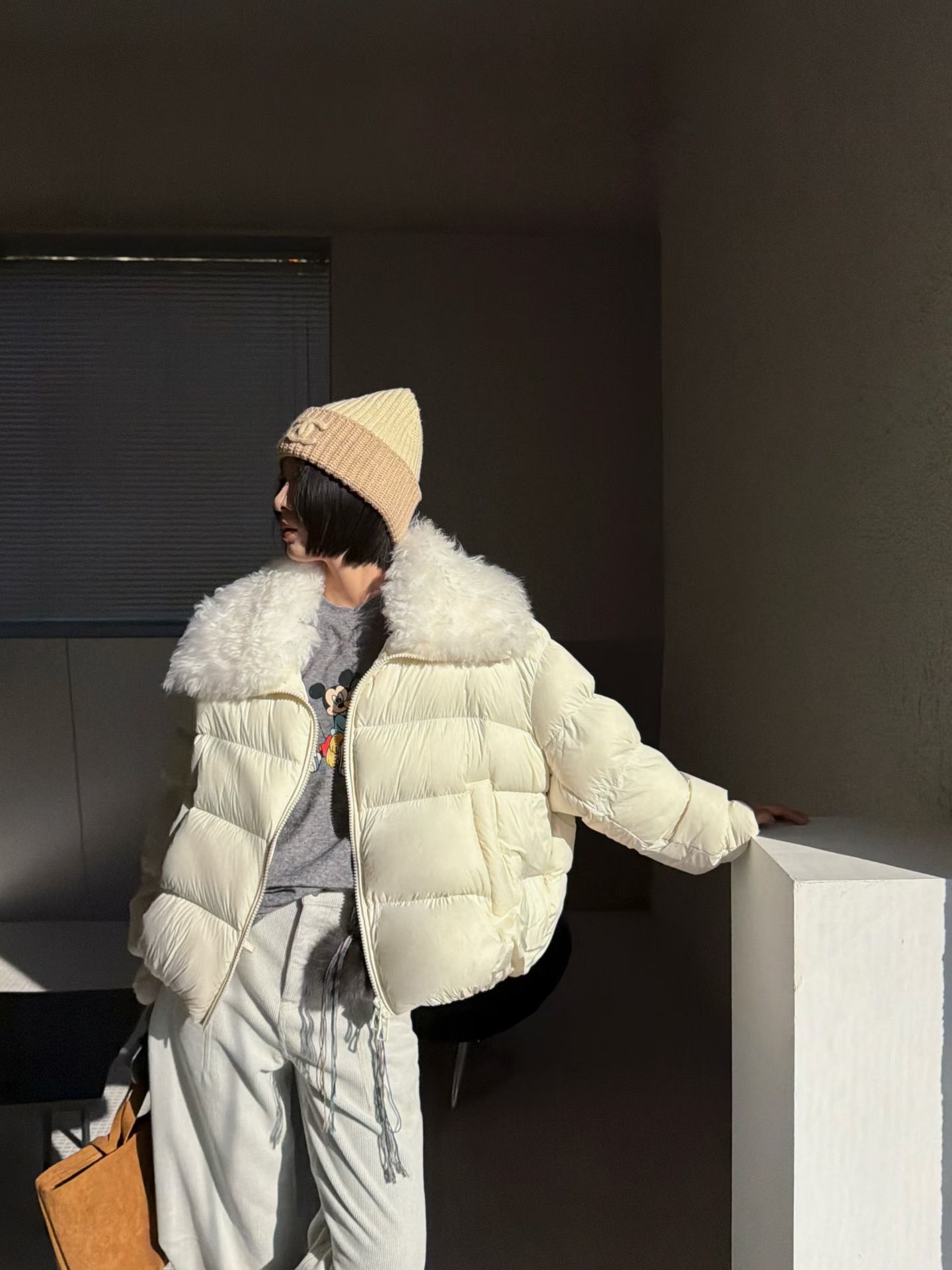 欧洲站2025新款冬季毛毛翻领90白鹅绒羽绒服女短款加厚保暖面包服