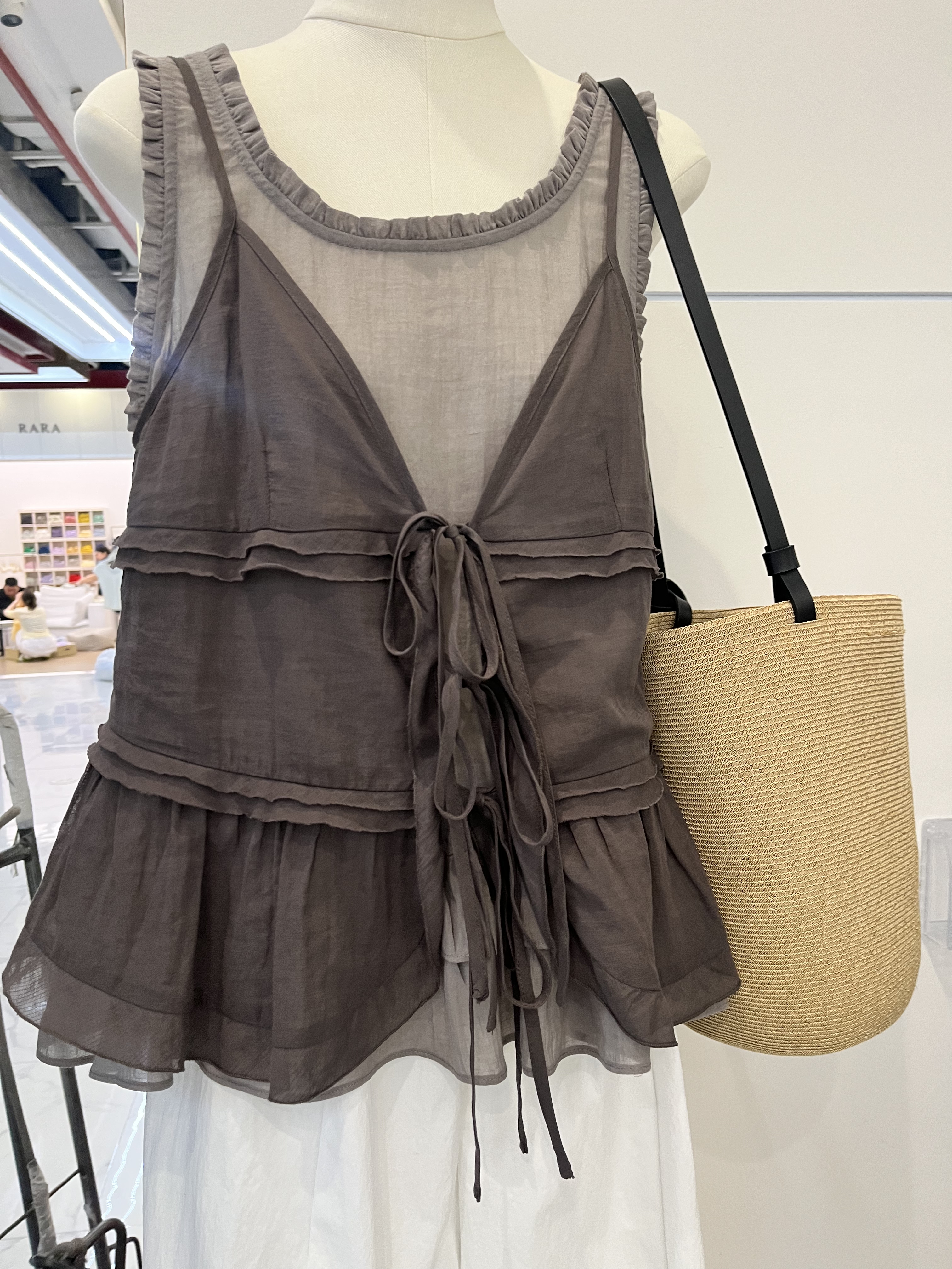 欧货2026新款时尚百搭显瘦吊带背心女木耳边打底T恤两件套上衣女