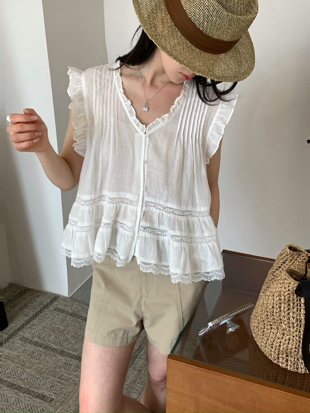 欧洲站2026新款夏V领白色无袖衬衫女气质显瘦木耳边小飞袖上衣