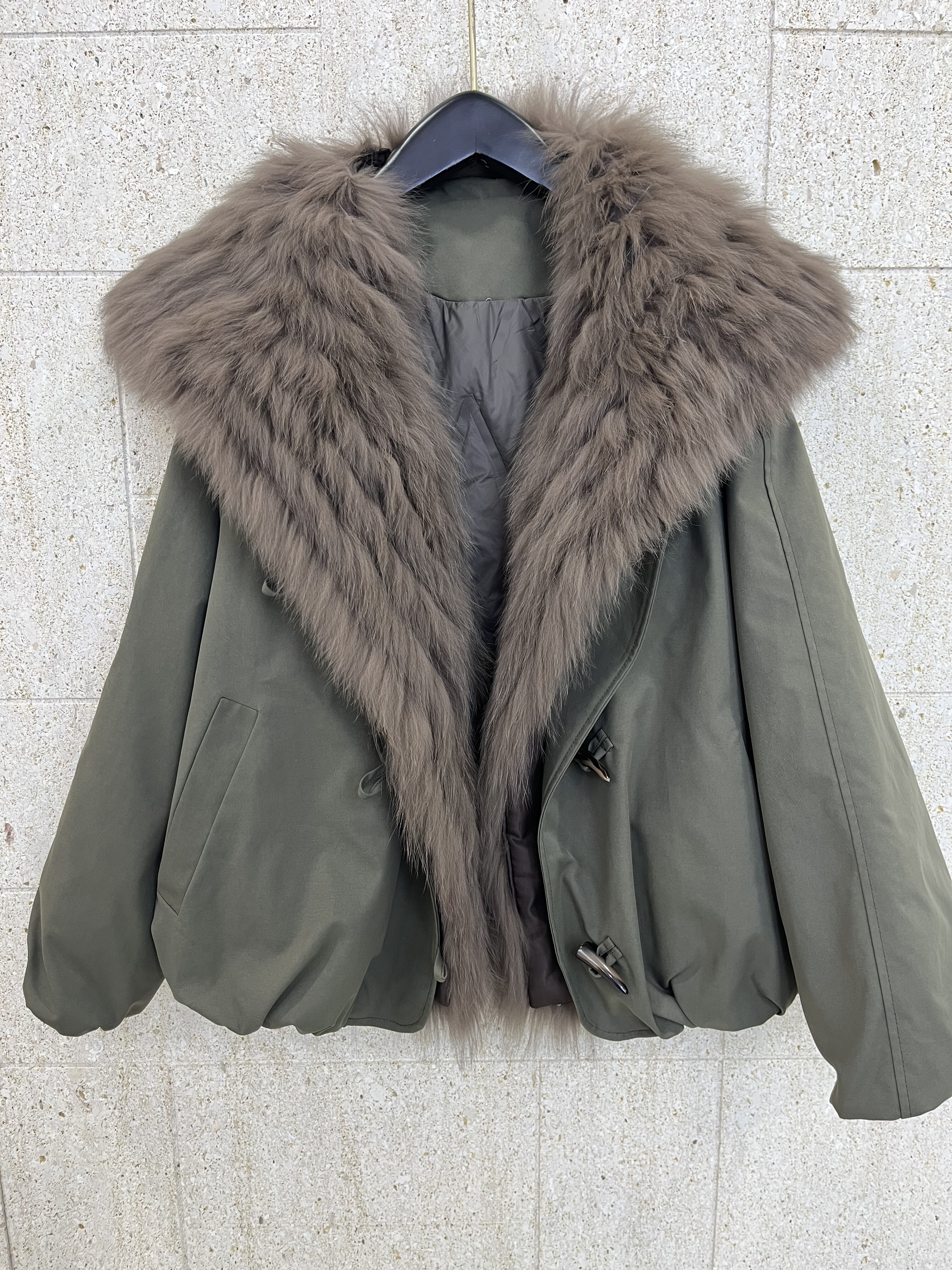 真毛狐狸毛派克鹅绒羽绒服军绿色