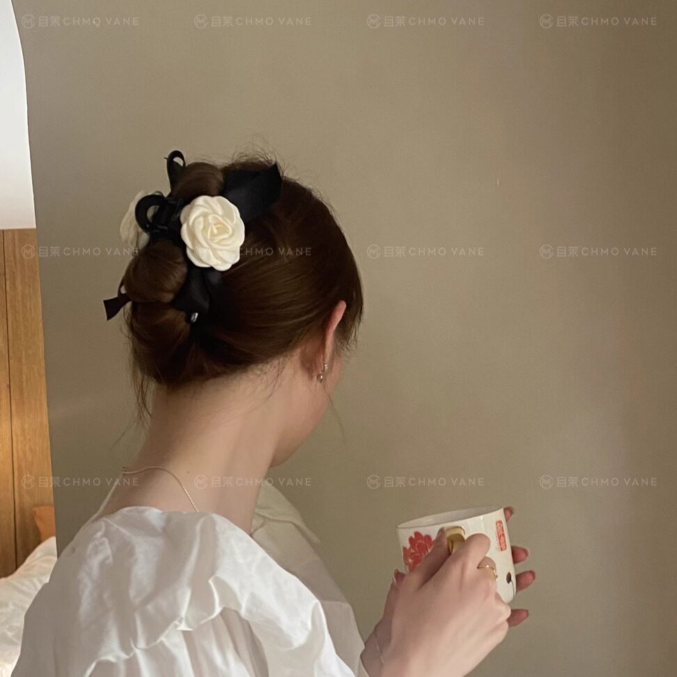 满屏的氛围感~山茶花蝴蝶结发抓