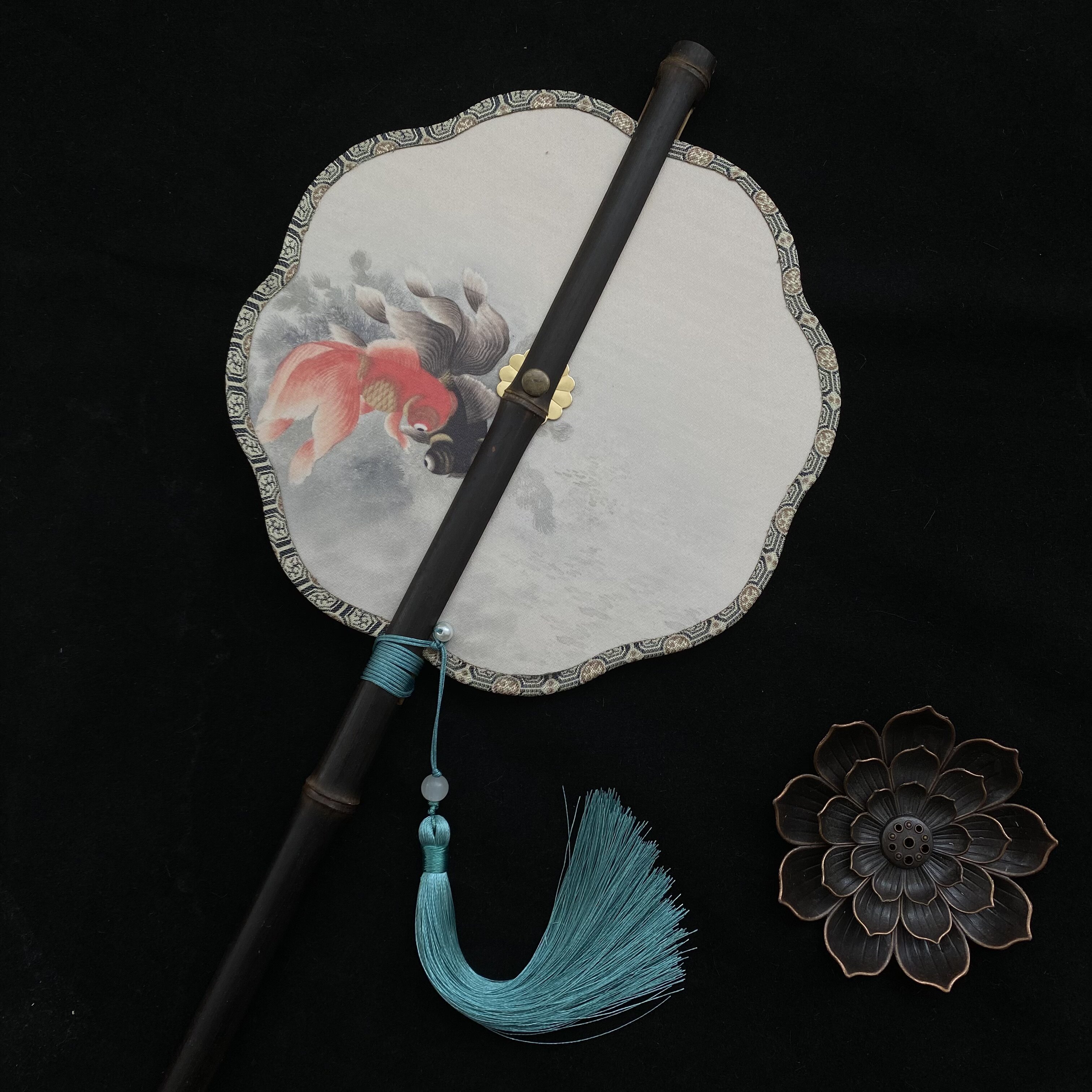 고대 스타일의 허리 팬 굴릴 수 있는 HANFU 둥근 팬 중국 스타일의 보라색 대나무 긴 손잡이 술 굴릴 수 있는 지그재그 팬 고전적인 매달린 허리 팬