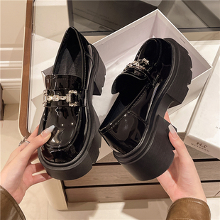 厚底水钻乐福鞋女2025新款春季黑色漆皮粗跟增高单鞋英伦风小皮鞋