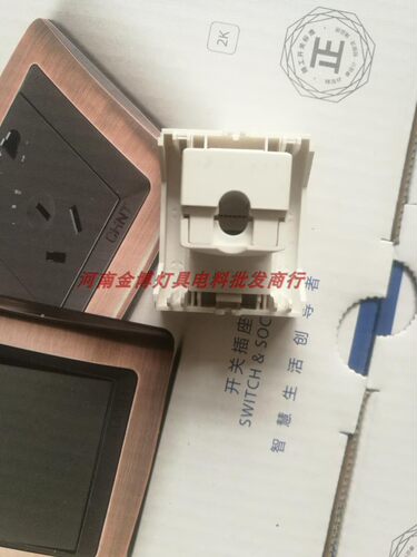 热卖库存处理正泰118型电脑插座