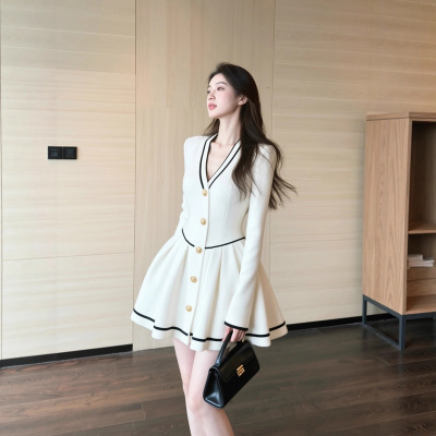 收腰小香风白色连衣裙修身