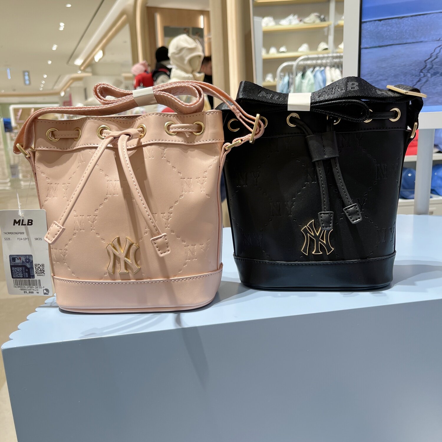 韩国代购MLB儿童时尚暗纹25单肩斜挎水桶包D65N