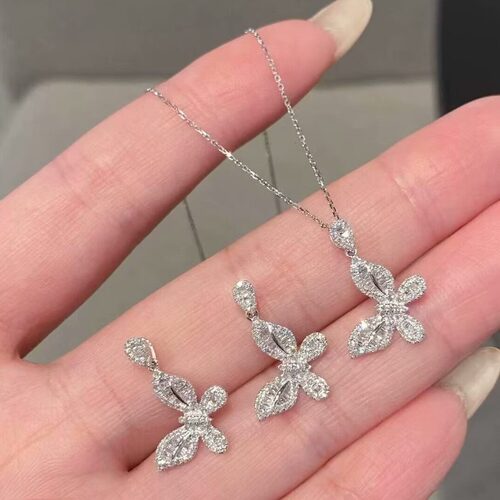 18K白金女镶嵌0.4克拉天然南非高品质钻石蝴蝶吊坠真金真钻送证书