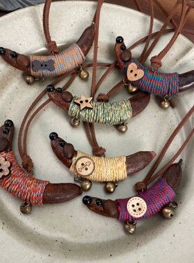 天然豌豆角腊肠狗毛衣链项坠趣萌包包挂件编绳铃铛可爱挂件礼物