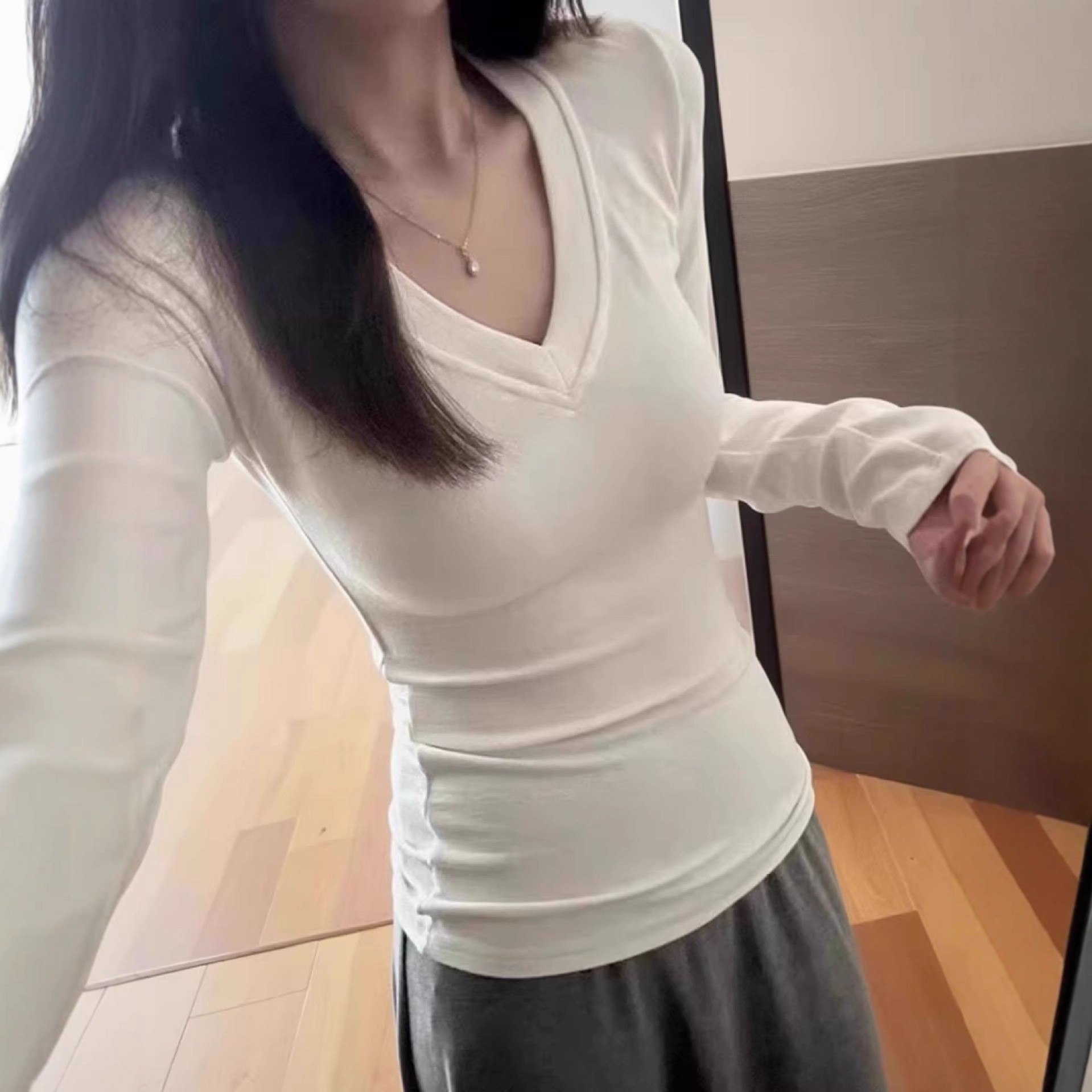 辣妹白色紧身收腰V领长袖t恤女春秋季内搭打底衫修身低领正肩上衣