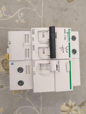 施耐德断路器ic65nc20A未用没包装