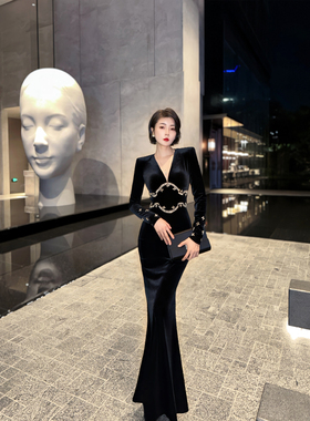 XULU原创新款黑色丝绒优雅鱼尾裙高定重工订珠气质V领长袖连衣裙