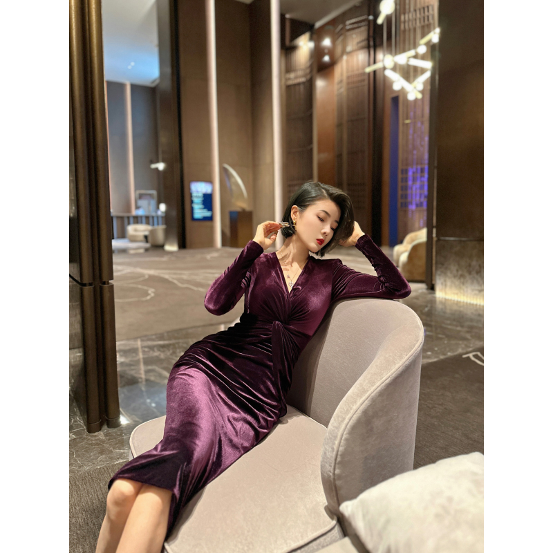 XULU原创丝绒纯色法式包臀裙优雅知性直角肩长袖扭结V领连衣裙