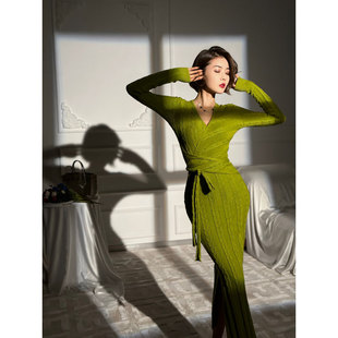 XULU原创秋季 V领连衣裙 简约羊兔混纺肌理感绑带针织裙纯色修身