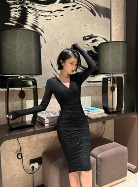 XULU原创秋季黑色水晶麻纱烫钻性感包臀裙收腰褶皱长袖V领连衣裙