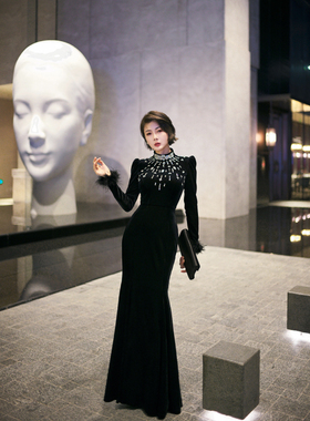 XULU原创欧洲进口丝绒重工订钻包臀礼服裙袖口羽毛气质优雅连衣裙