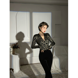 上衣 性感纽结V领长袖 XULU原创纯色压胶菱形烫金针织打底衫 修身