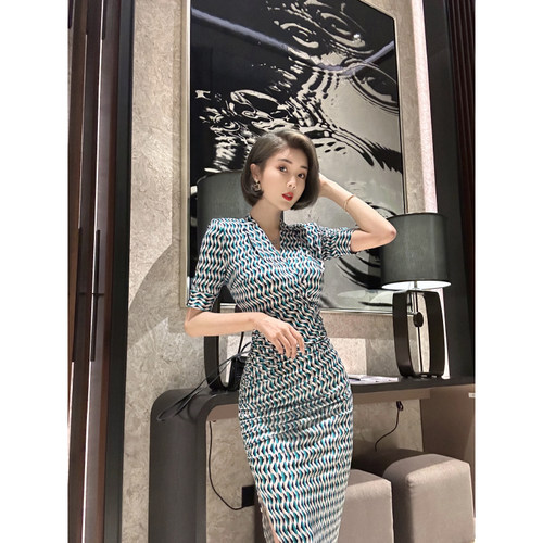 轻奢气质连衣裙波浪纹