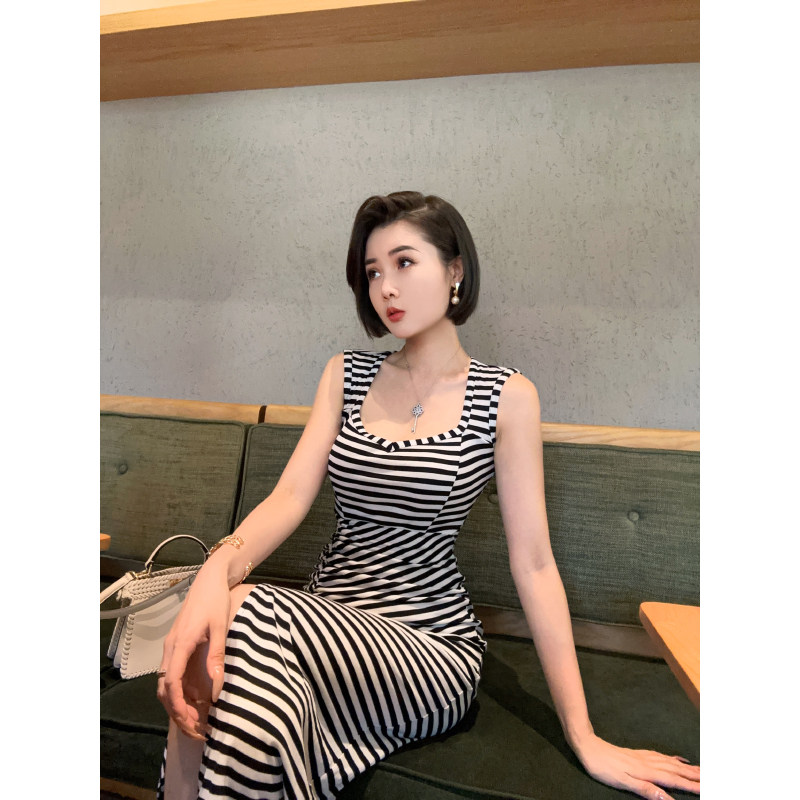XULU原创莱赛尔羊毛条纹设计感复古优雅桃心领抽绳开叉高腰连衣裙