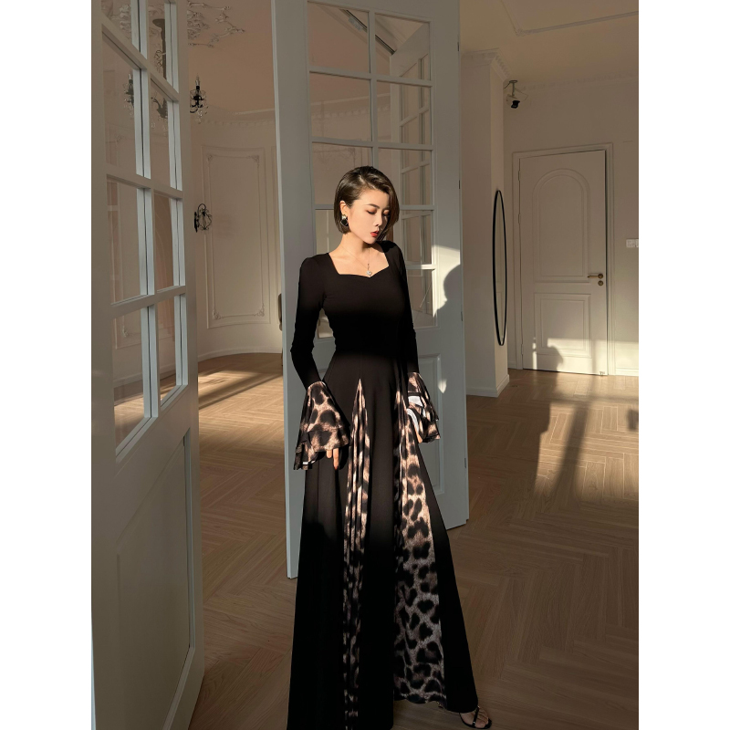 XULU原创春季气质黑色罗马布拼豹纹性感女人味桃心领喇叭袖连衣裙