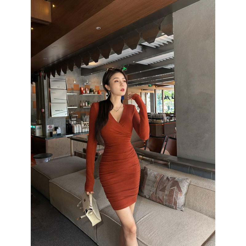 XULU原创磨毛慕斯绒褶皱收腰包臀裙纯色修身性感V领长袖连衣裙