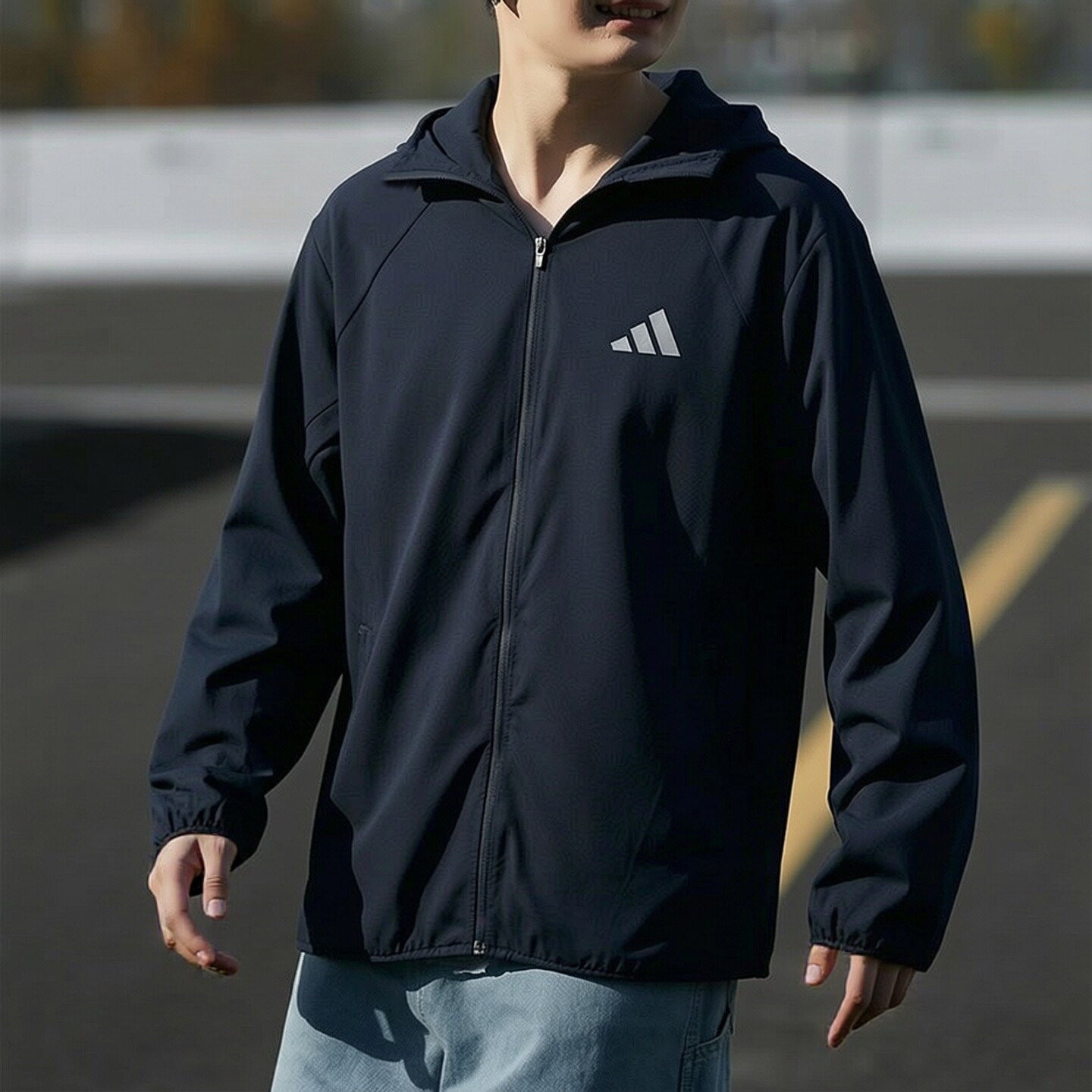 阿迪达斯薄款外套男夏季新款透气连帽梭织速干运动宽松男士防风衣