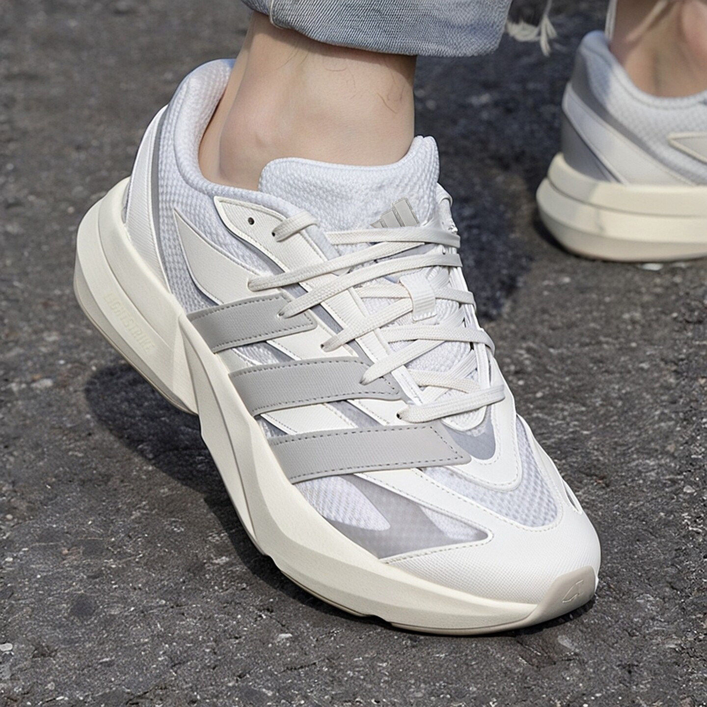Adidas白色休闲鞋男鞋夏季新款透气轻便缓震LIGHTBLAZE老爹鞋男