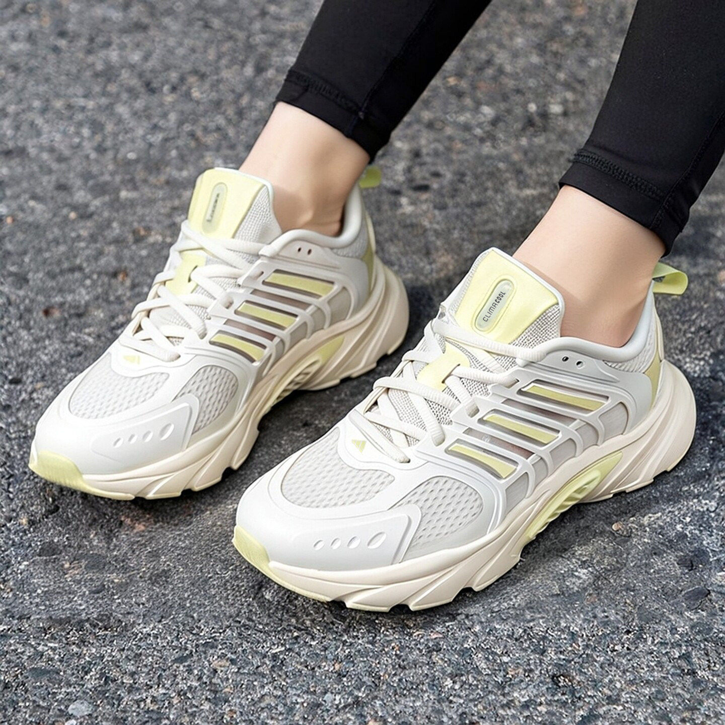 adidas阿迪达斯女鞋夏季新款透气网面复古运动休闲缓震清风跑步鞋