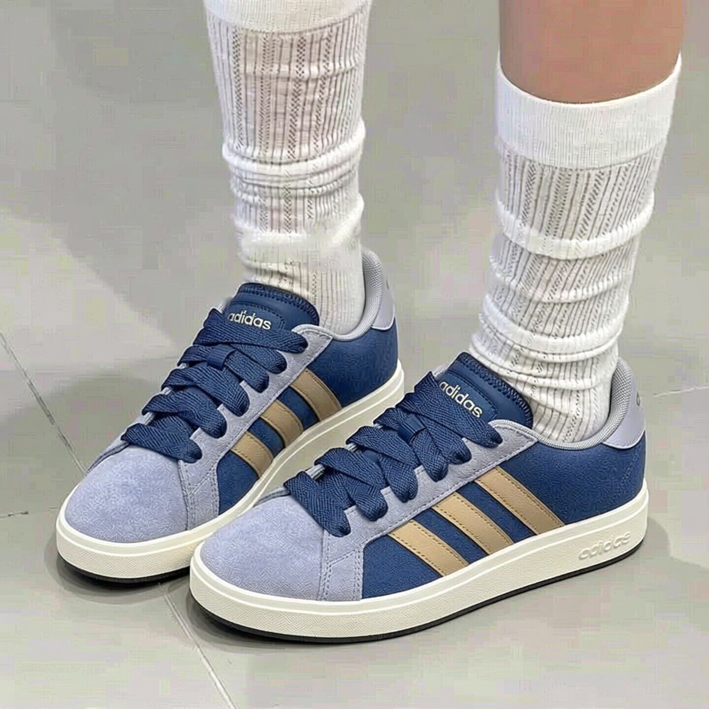 阿迪达斯板鞋女鞋新款正品休闲撞色低帮Grand Court翻毛皮面包鞋