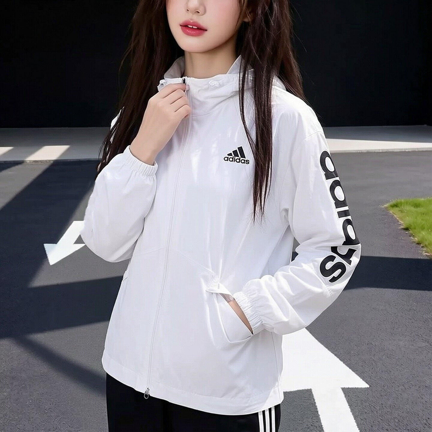 阿迪达斯白色外套女装新款户外运动服透气薄款梭织防风夹克上衣