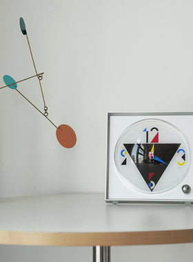 虚室杂陈新款原创中古包豪斯钟表复古高级感静音客厅时钟桌面摆件