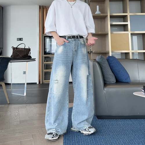 破洞立体剪裁浅蓝阔腿弯刀牛仔裤