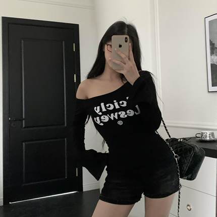 3MER哦哦三妹美式辣妹斜肩长袖T恤女修身字母印花设计感露肩上衣