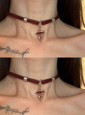辣妹风酒红色皮革十字架choker项圈锁骨链显白项链2024新