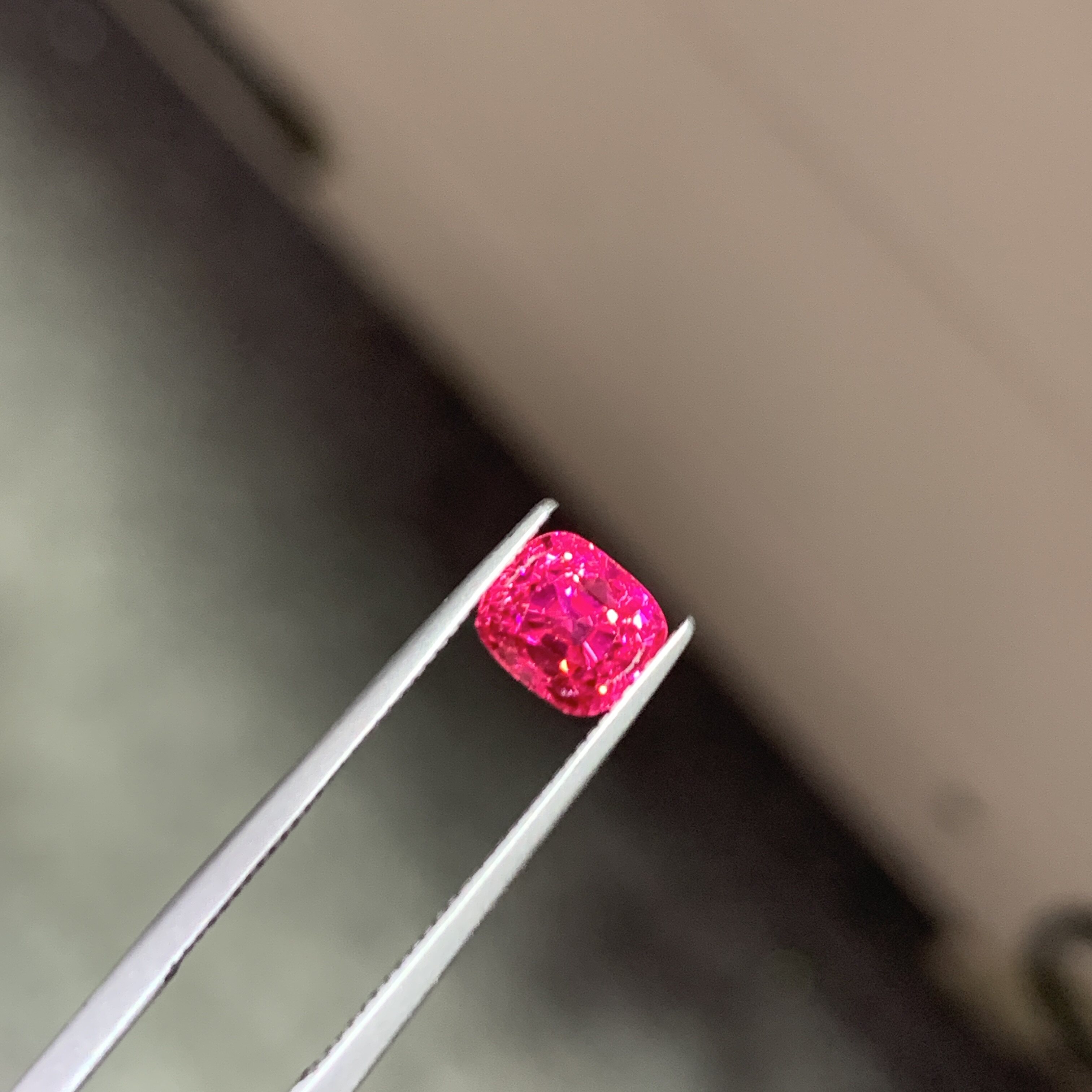 1.3克拉天然曼辛超级绝地武士尖晶石 颜色艳丽满火彩的吉尔德证书