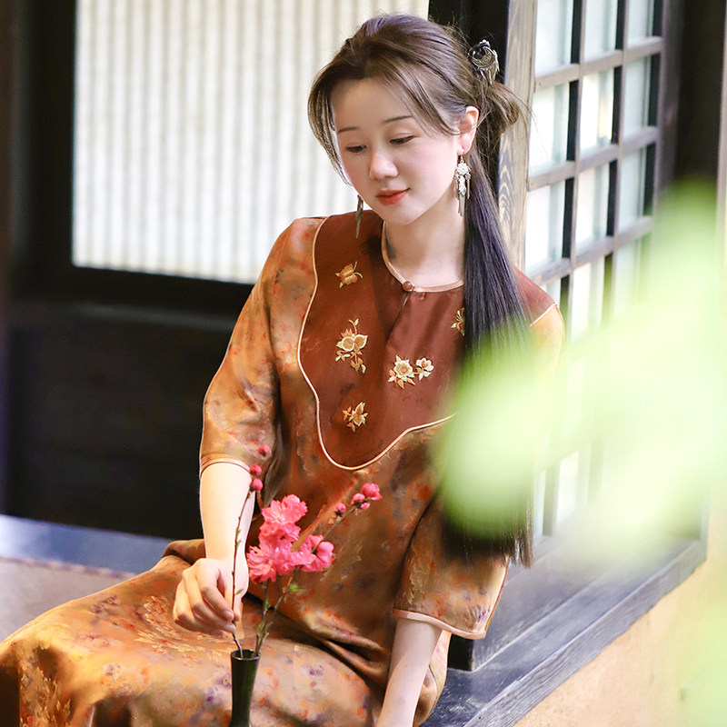 柑香素染透孔花罗绣花香云连衣裙