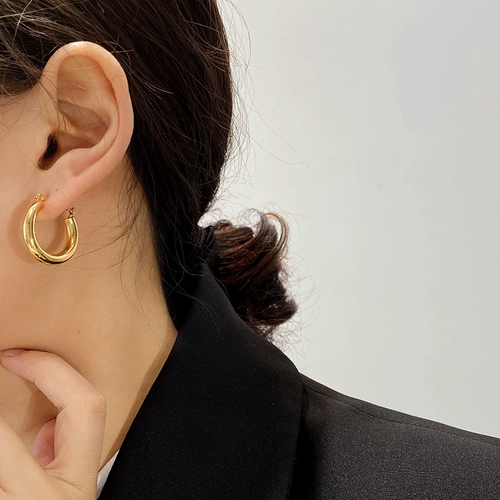 Золотые металлические изысканные серьги, 2021 года