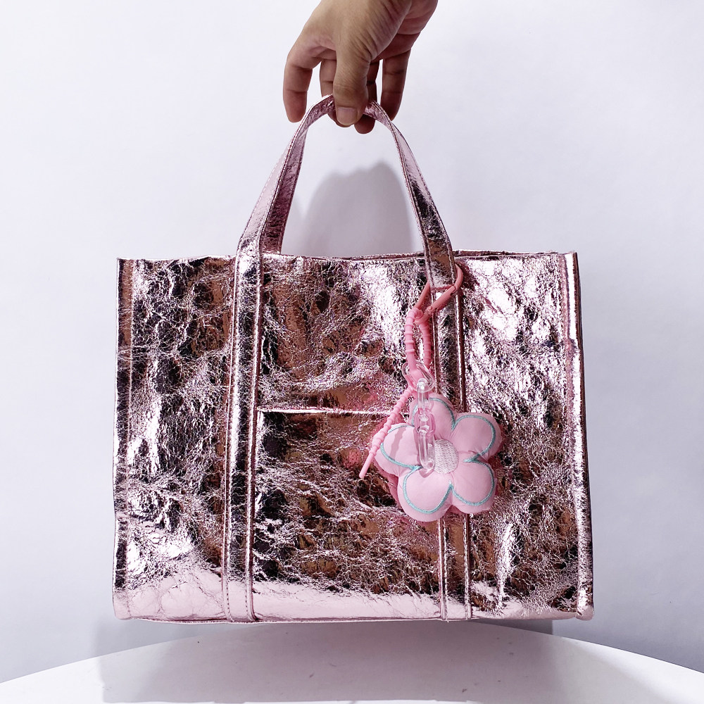 金箔色拉风日韩风托特包2024新款个性卡通花朵挂饰单肩手提大容量