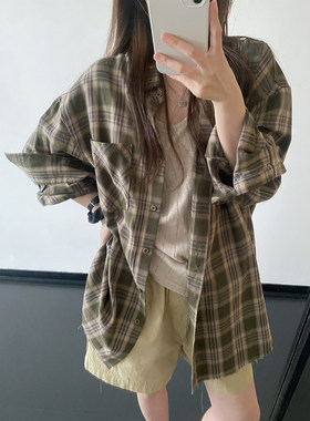 格子衬衫领口铆钉点缀自带腔调