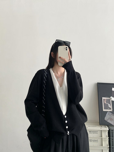 撞色拼接V领假两件针织衫