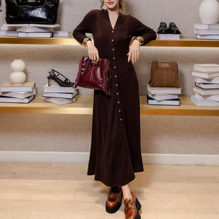 M家优雅气质女装2026早春法式复古V领收腰修身显瘦长款针织连衣裙