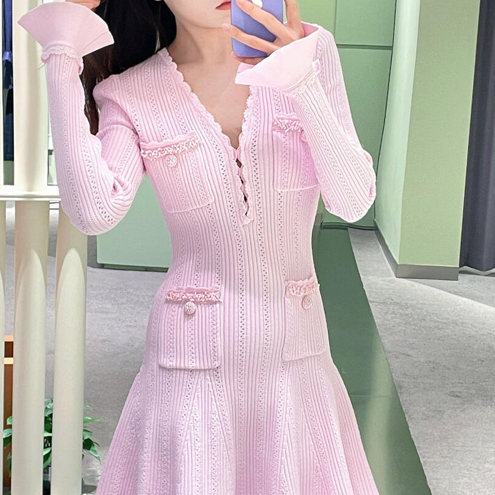 2026早春新款粉红色精致V领裙子长袖打底针织喇叭袖短款A字连衣裙